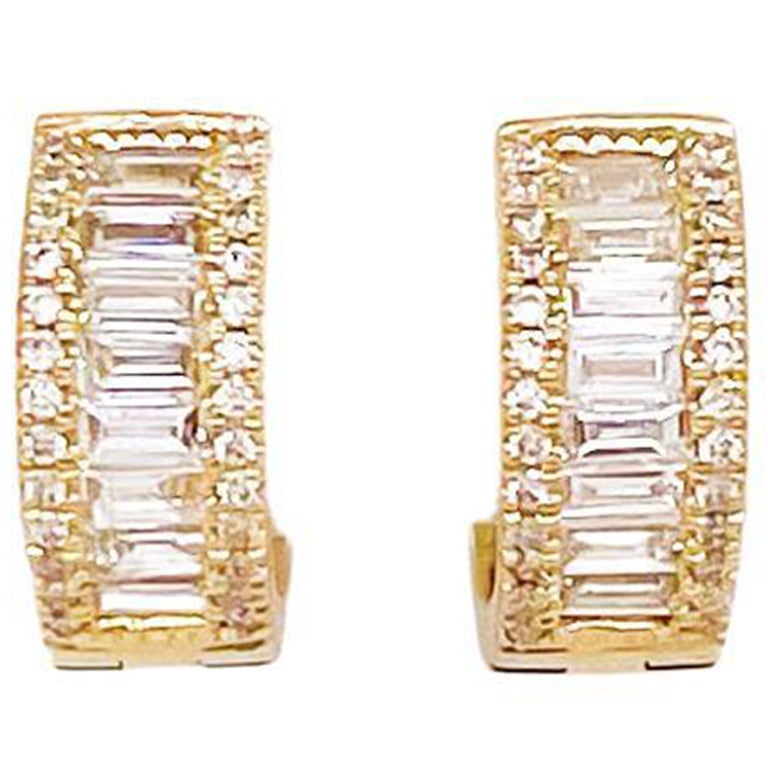 Boucles d'oreilles huggies en or jaune 14 carats avec demi-cerceau de diamants baguettes 0,50 carat et diamants 0,50 carat en vente