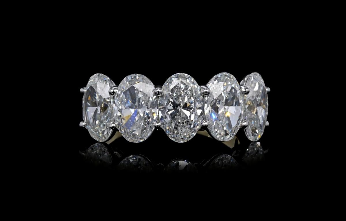 Taglio ovale 5,0 Ctw. Fascia a mezza eternità con diamante taglio ovale in oro giallo 18 carati e platino in vendita