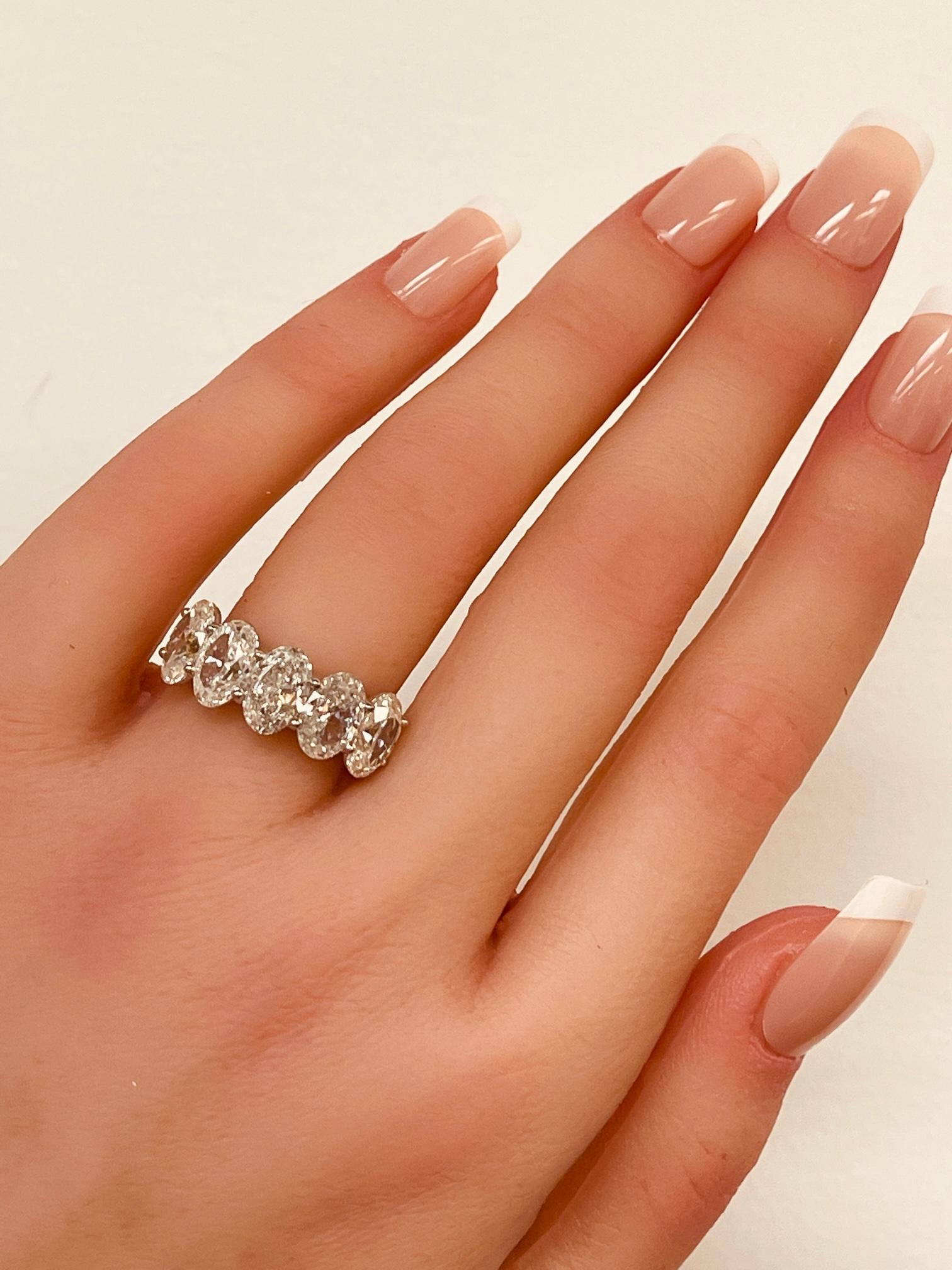 Donna 5,0 Ctw. Fascia a mezza eternità con diamante taglio ovale in oro giallo 18 carati e platino in vendita