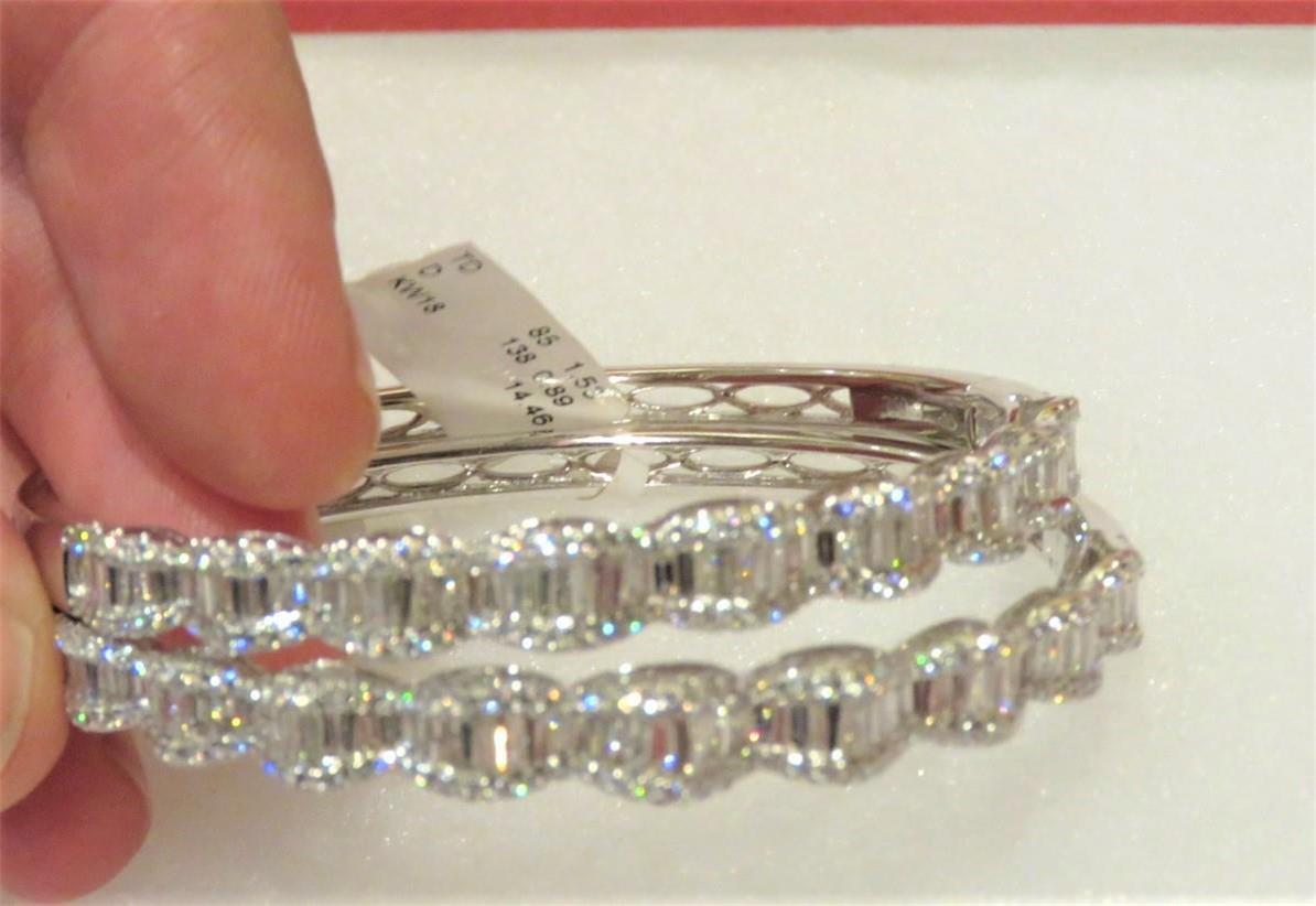 Rare Sample Pair of 18KT Gold 5CT Gorgeous Diamond Bracelets In New Condition For Sale In New York, NY