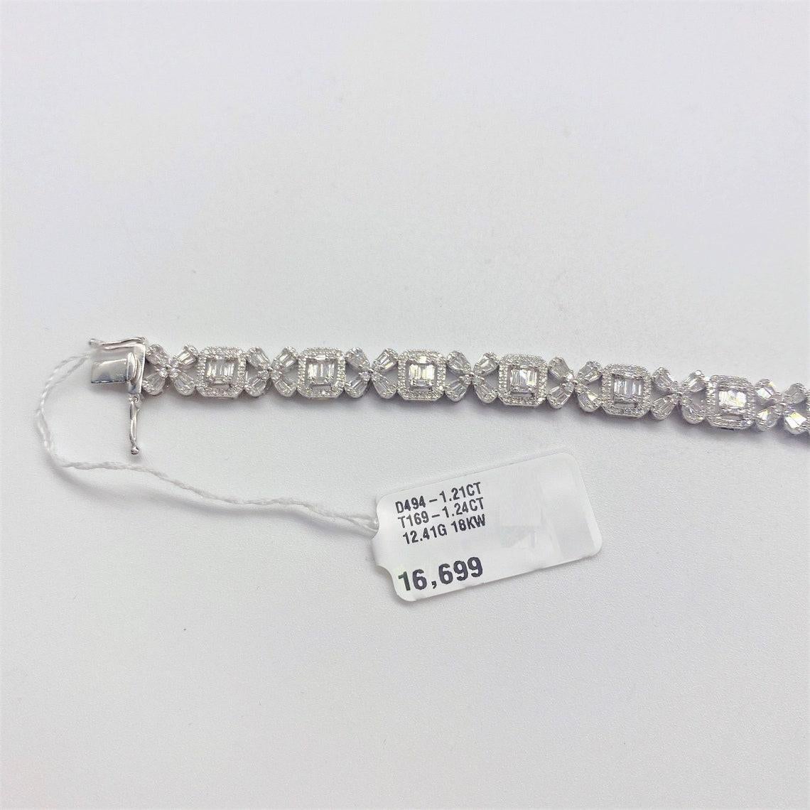 Taille baguette 16.699 Rare Important Bracelet Tennis 18KT Gorgeous Baguette Floral Diamond en vente