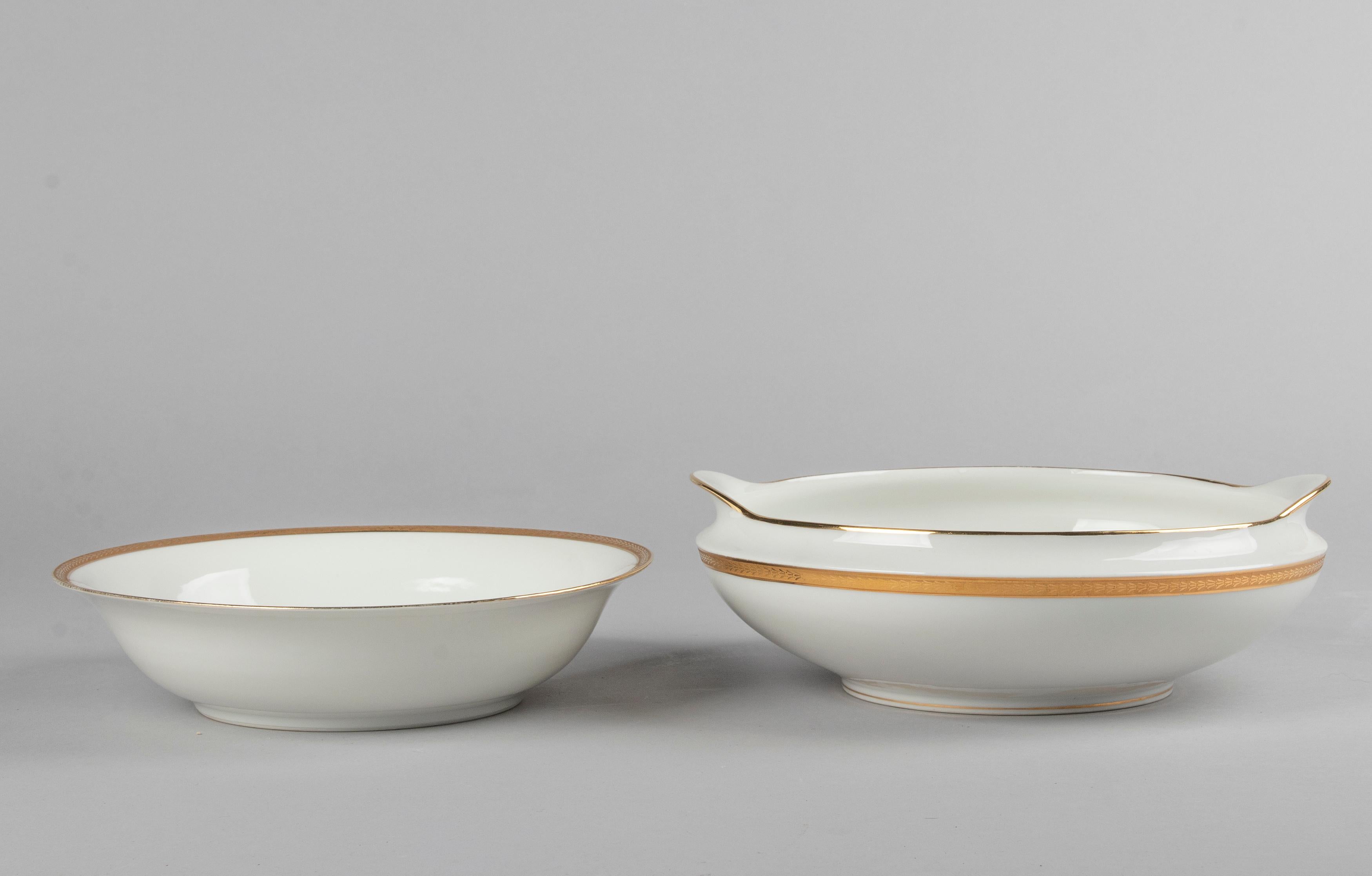 Ensemble de 50 pièces de vaisselle en porcelaine ancienne de style Empire de Lanternier Limoges 6