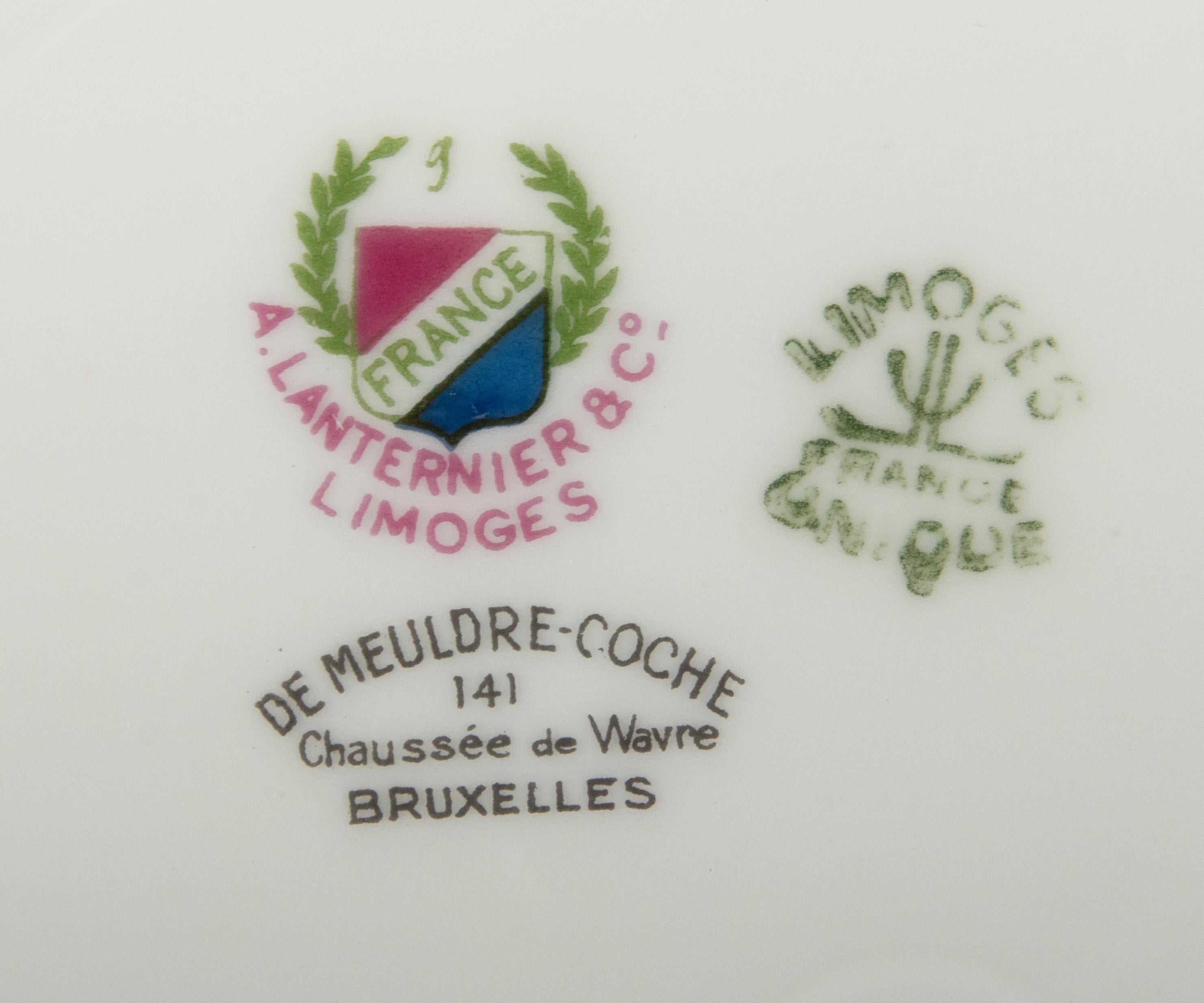 20ième siècle Ensemble de 50 pièces de vaisselle en porcelaine ancienne de style Empire de Lanternier Limoges