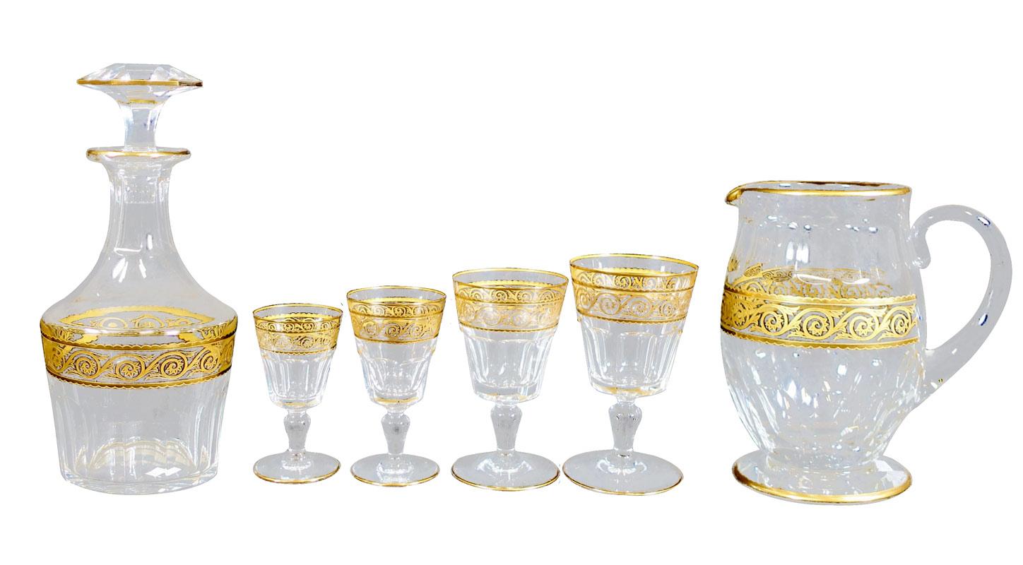 Set of 50 pieces in Baccarat crystal realized by the world-famous French crystal manufactory Baccarat. 
This extremely elegant model decorated with an engraved pattern called Eldorado (similar to XIXth pattern Athénienne N°7742 on Caton shape) is