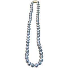 Collier de 50 perles Akoya rondes serties sur un fermoir en or 14 carats
