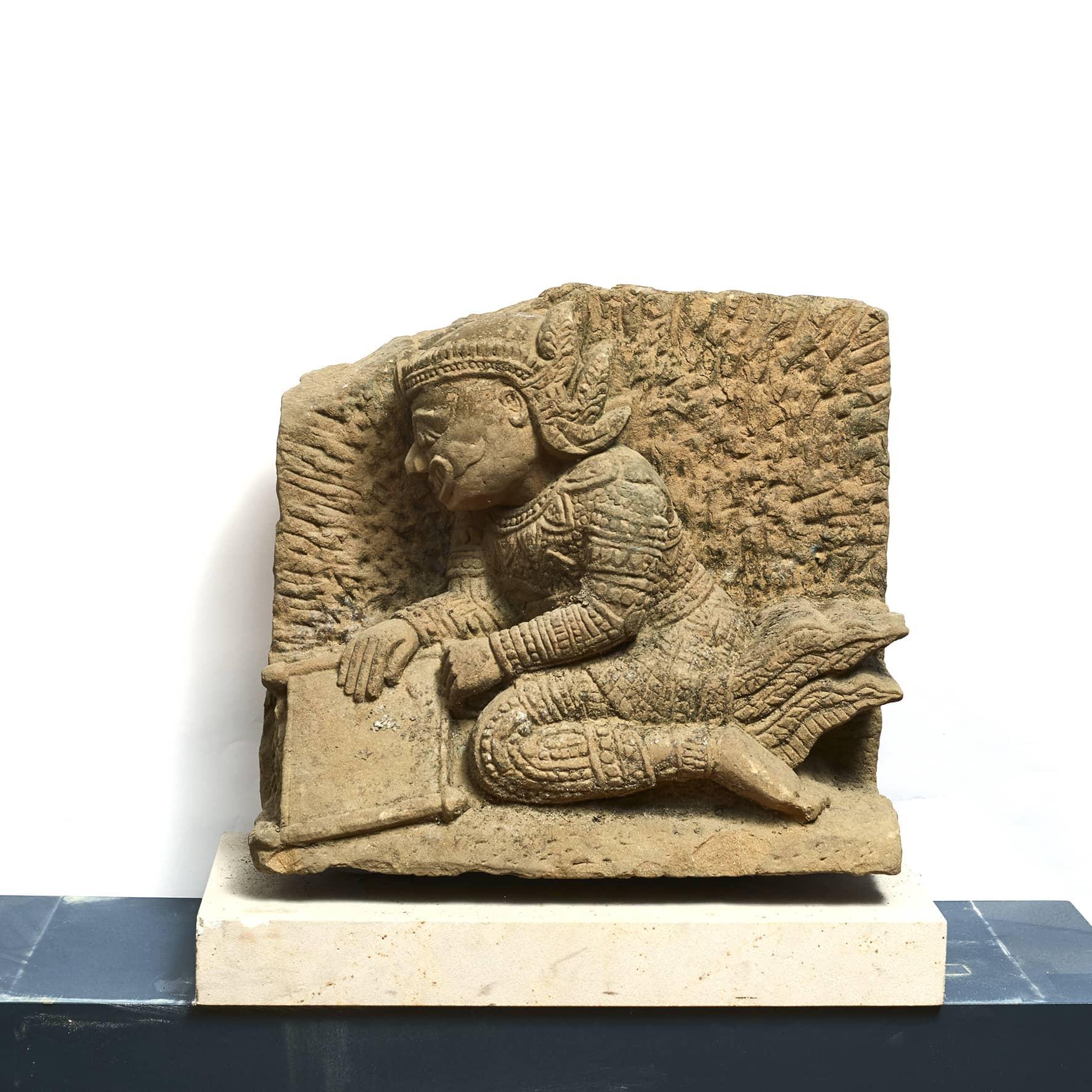 500-600 year old sculpture of 'Hanuman', the Hindu monkey god, carved in sandstone.
From temple in Burma, 15-16th century or even older.
In very good condition with no repairs.
From Danish private collection.

Mounted on plinth of light