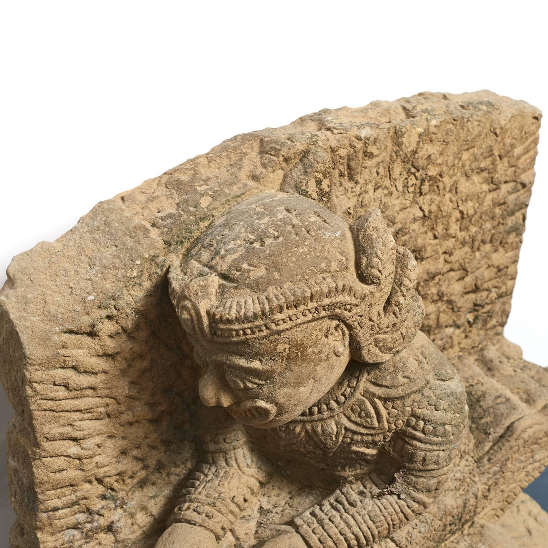 500-600 Jahre alte indische Affen-Göttin Hanuman in Sandstein geschnitzt (Sonstiges) im Angebot