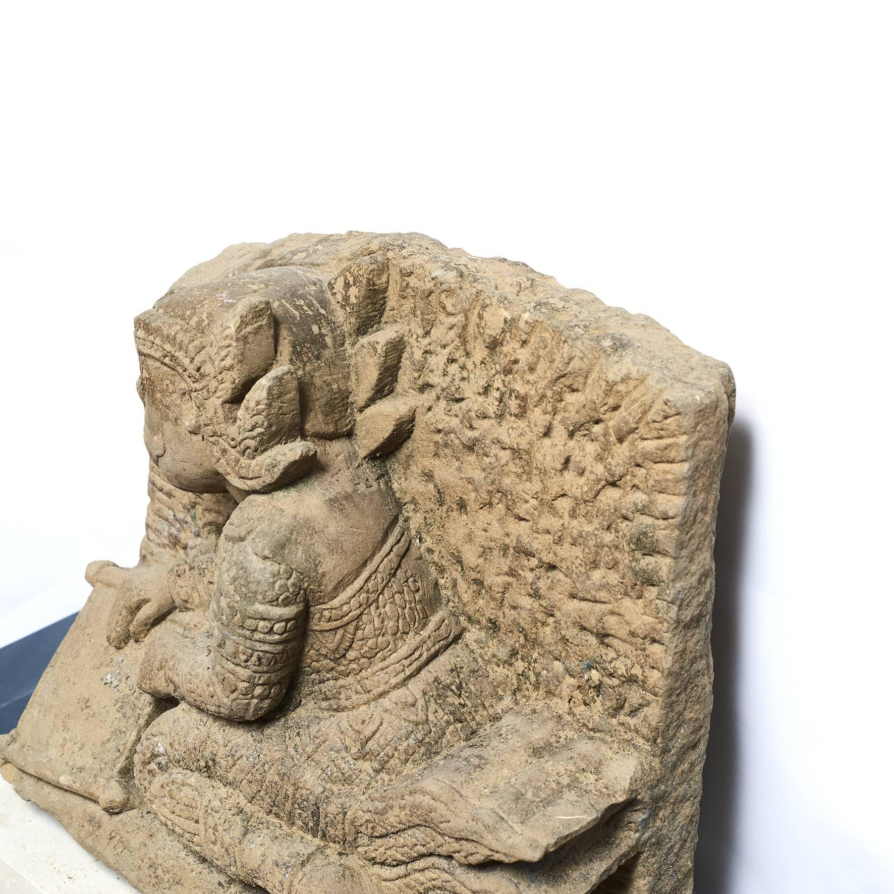 500-600 Jahre alte indische Affen-Göttin Hanuman in Sandstein geschnitzt (Birmanisch) im Angebot