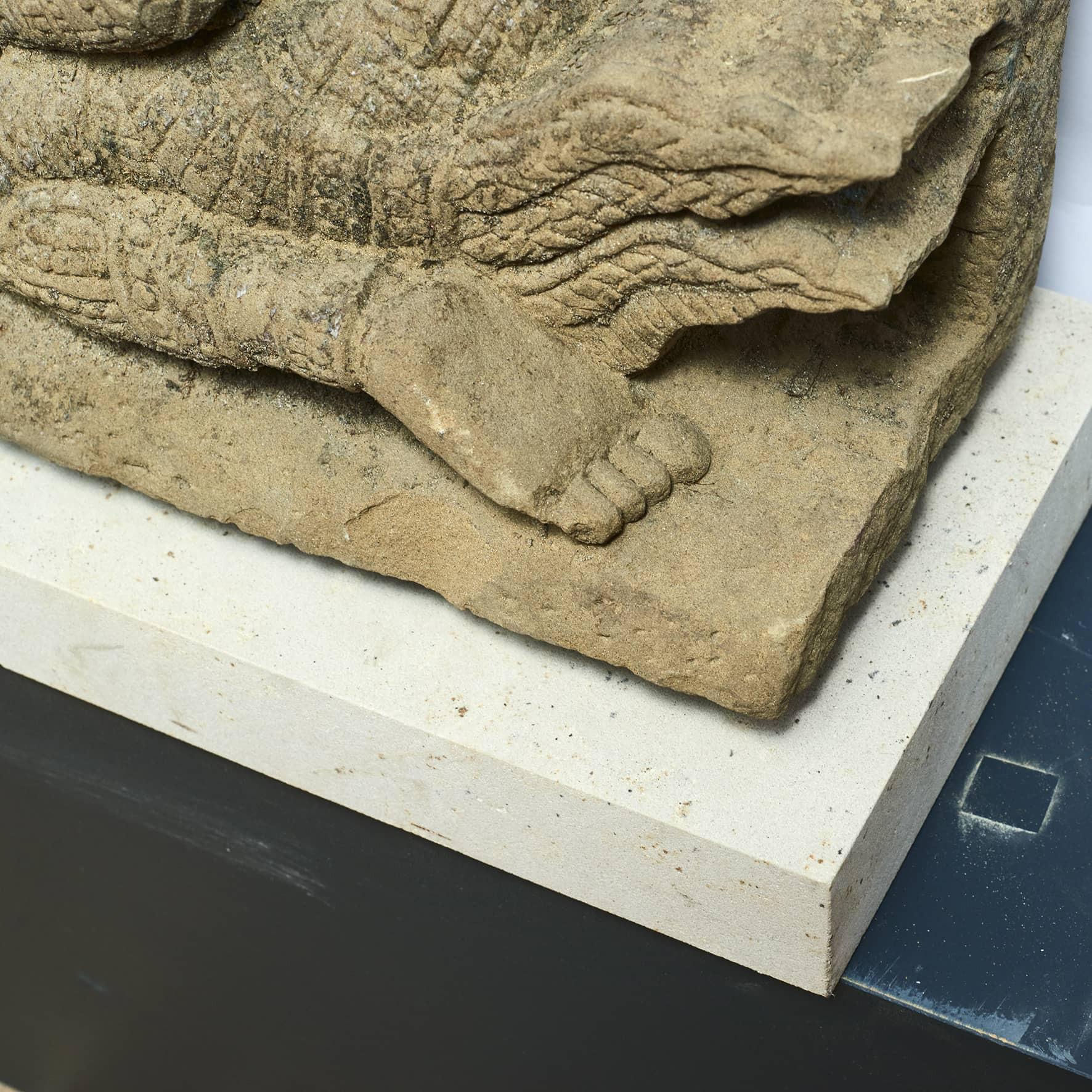 500-600 Jahre alte indische Affen-Göttin Hanuman in Sandstein geschnitzt (18. Jahrhundert und früher) im Angebot