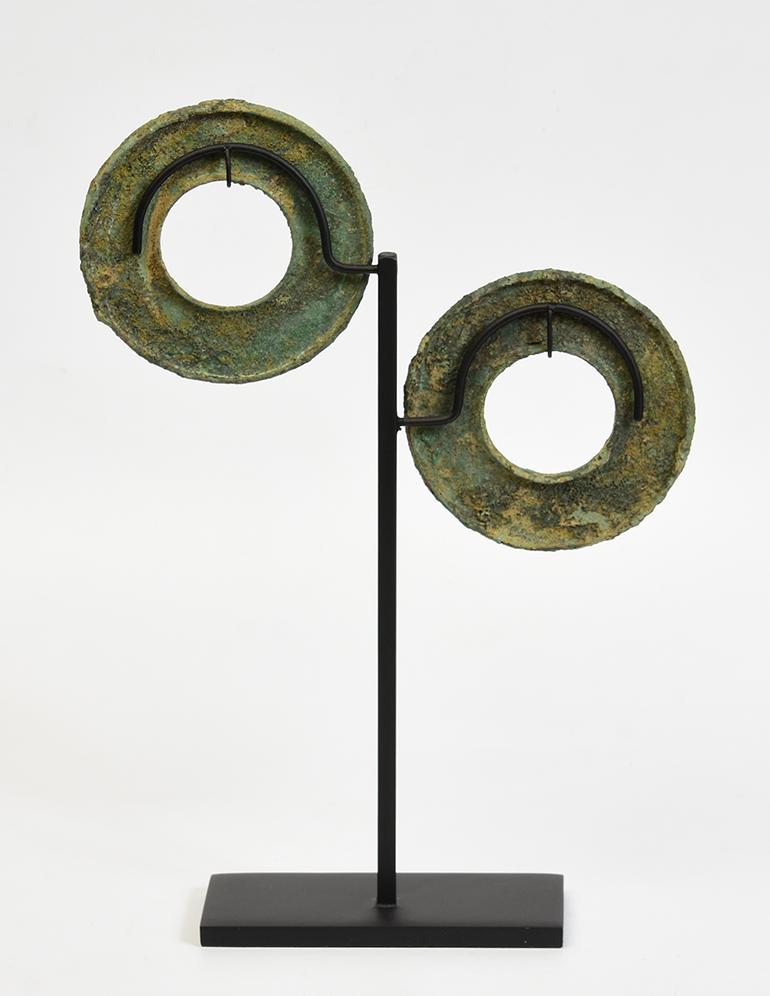 500 B.C., Dong Son, a Pair of Antique Khmer Bronze Bangle Bracelet In Good Condition In Sampantawong, TH