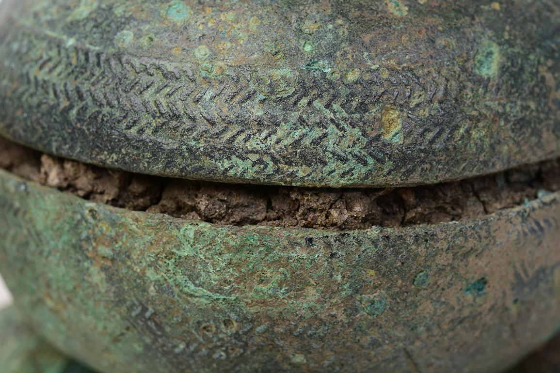 500 B.C, Dong Son, a Pair of Antique Khmer Bronze Bangle Bracelet with Bells In Good Condition For Sale In Sampantawong, TH