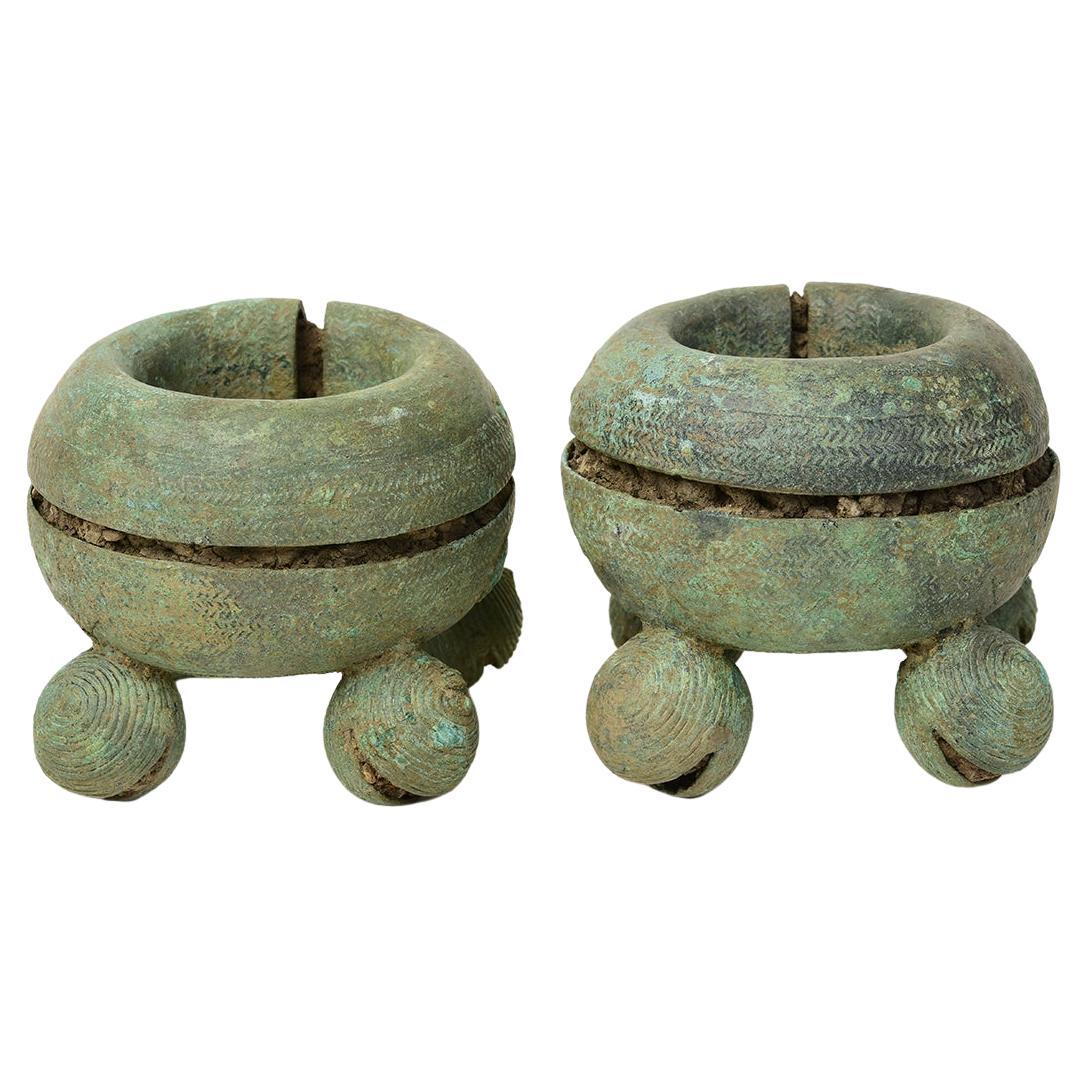 500 avant J-C, Dong Son, une paire de bracelets jonc anciens en bronze cambodgien avec cloches