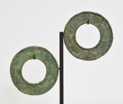 500 B.C., Dong Son, une paire de bracelets en bronze khmers antiques avec Stand