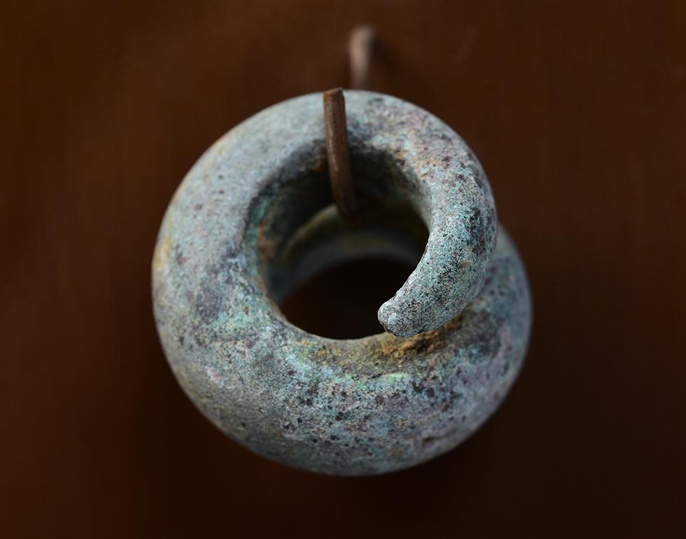 500 B.C., Dong Son, A Set of Antique Khmer Bronze Earrings with Stand In Good Condition In Sampantawong, TH