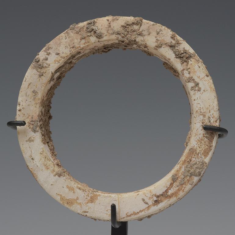 500 B.C., Dong Son, A Set of Antique Khmer Shell Bangle Bracelet In Good Condition In Sampantawong, TH