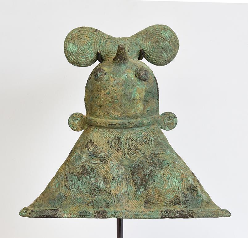 Dong Son bronze bell with very nice green patina with stand.

Age: Cambodia, Dong Son Period, 500 B.C.
Size of bell: Height 22 C.M. / Width 24.4 C.M. / Thickness 6.5 C.M.
Size including stand: Height 38.6 C.M.
Condition: Nice condition overall (some