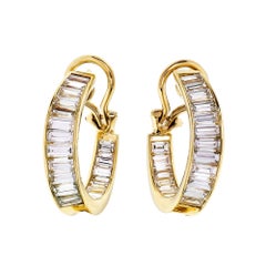 Boucles d'oreilles en or ornées d'un diamant baguette de 5,00 carats et d'un anneau intérieur.