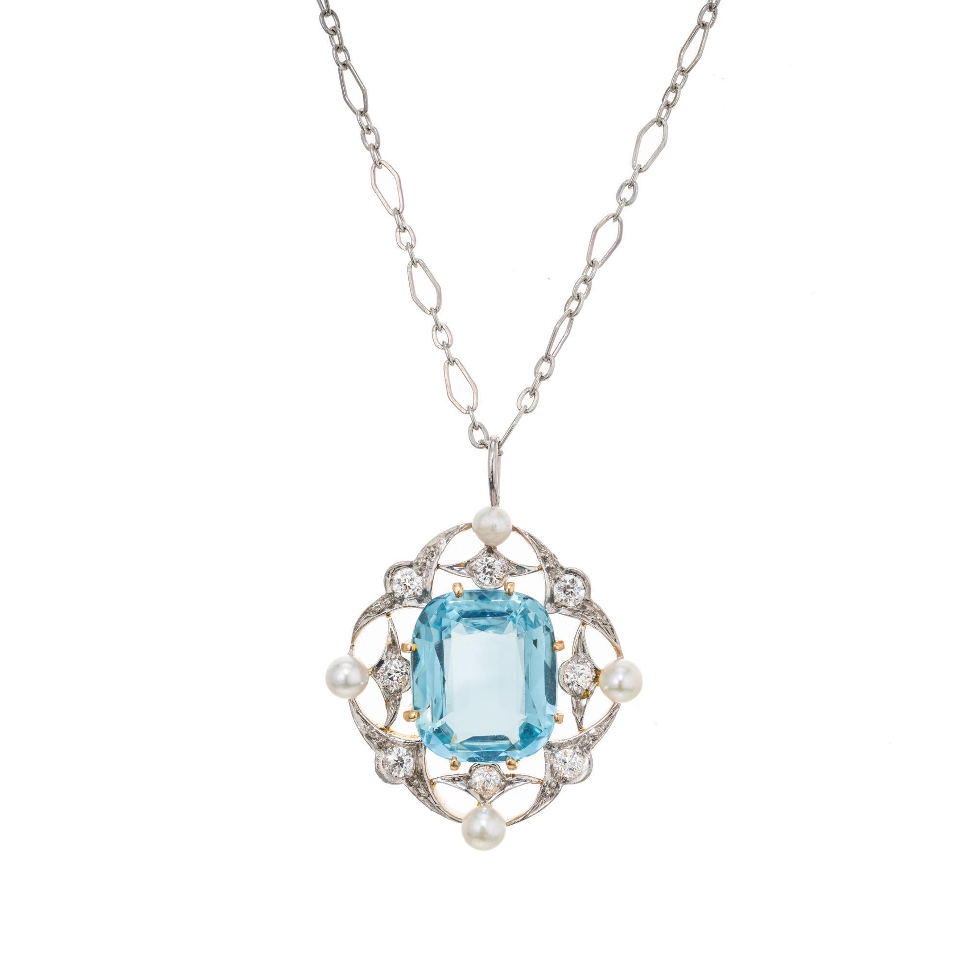 Splendida collana antica di metà secolo 1860 con acquamarina, diamanti e perle. Pietra centrale di acquamarina taglio cuscino da 5,00 ct, incastonata in una montatura fatta a mano in platino e oro giallo 14 ct, impreziosita da 8 diamanti taglio old