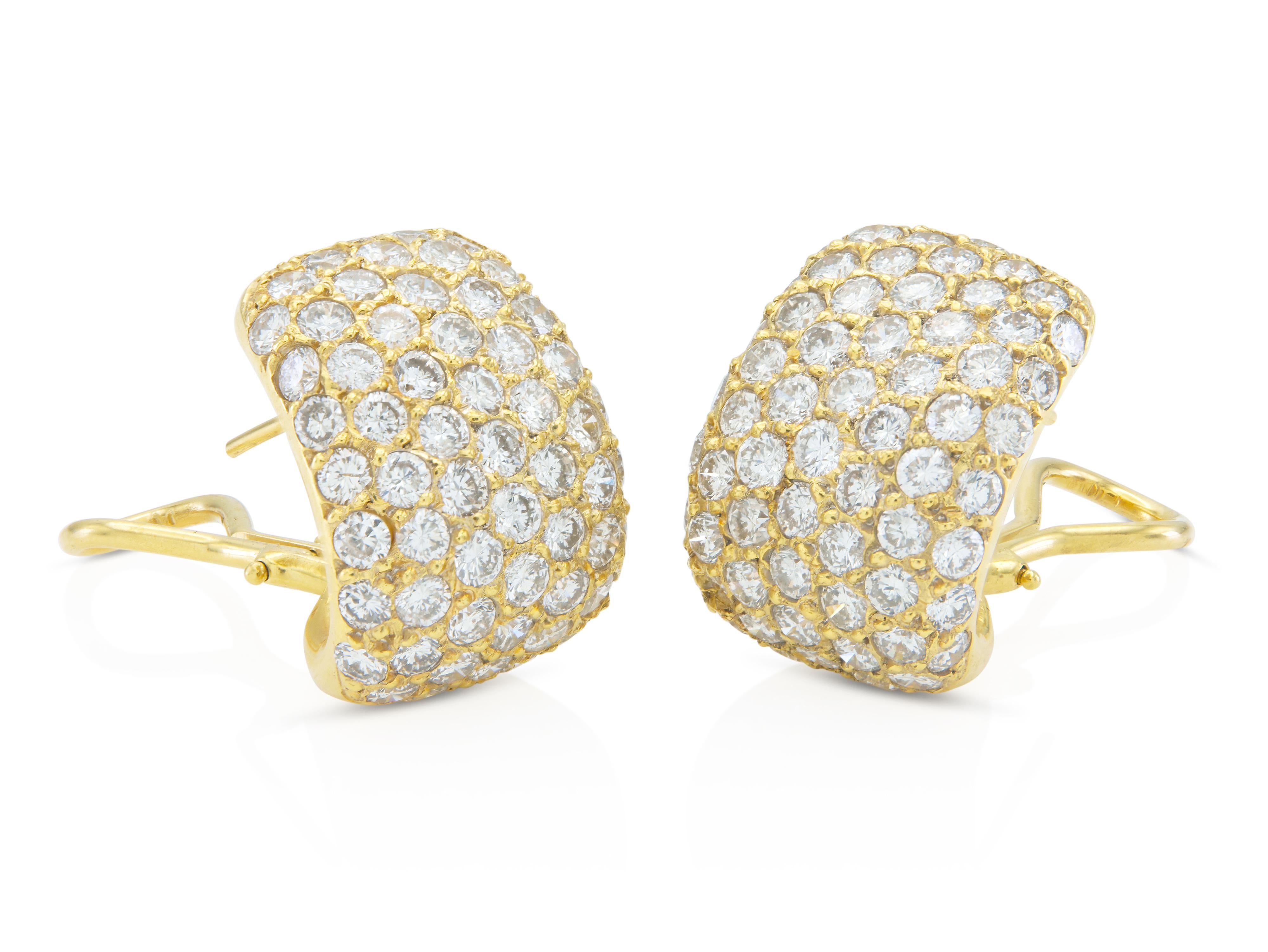 Finemente realizzato in oro giallo 18 carati con diamanti rotondi taglio Brilliante incastonati per un totale di circa 5,00 carati.
5/8 x 1/2 di pollice