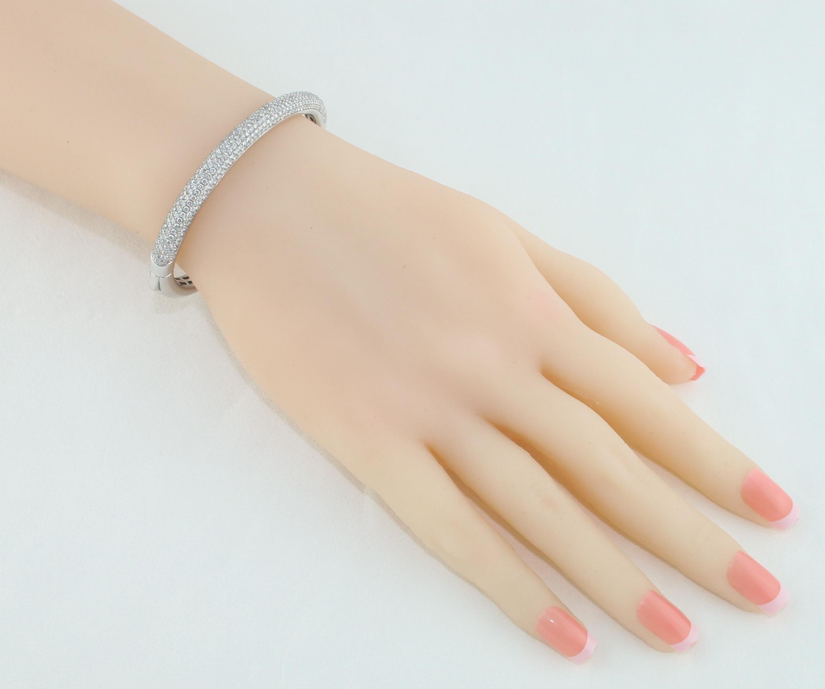 Contemporary 5.00 Carat Diamond Gold Bangle Bracelet For Sale