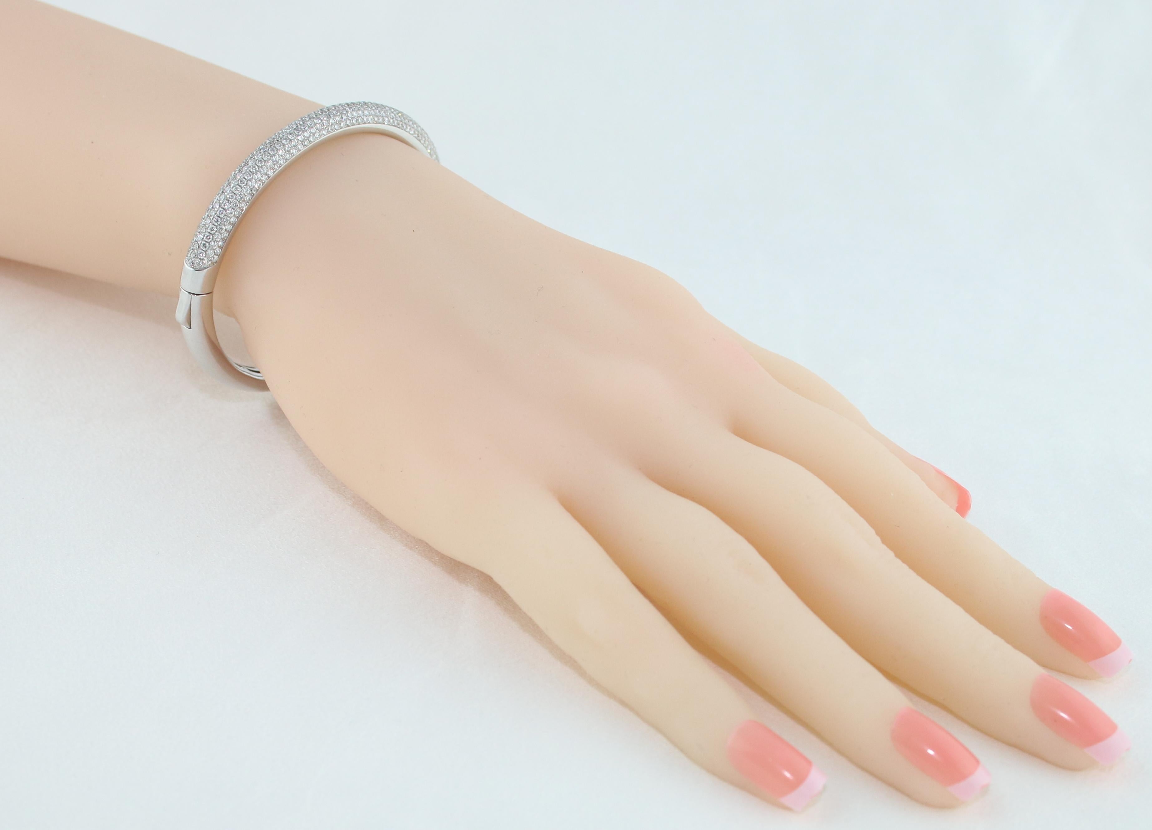 Round Cut 5.00 Carat Diamond Gold Bangle Bracelet For Sale