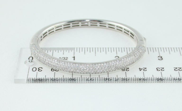 5.00 Carat Diamond Gold Bangle Bracelet For Sale 1