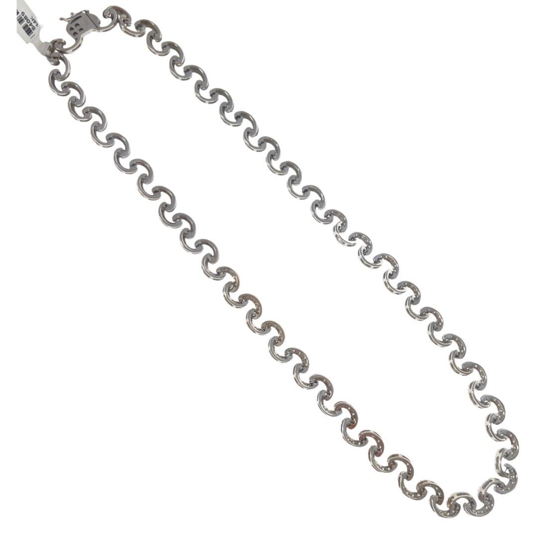Collier en or blanc 14k avec diamants et motifs de croissants de lune.
Réalisé en or blanc 14 carats, il présente un design sophistiqué à maillons torsadés. Le collier présente d'étonnants motifs de croissants de lune, élégamment incrustés de