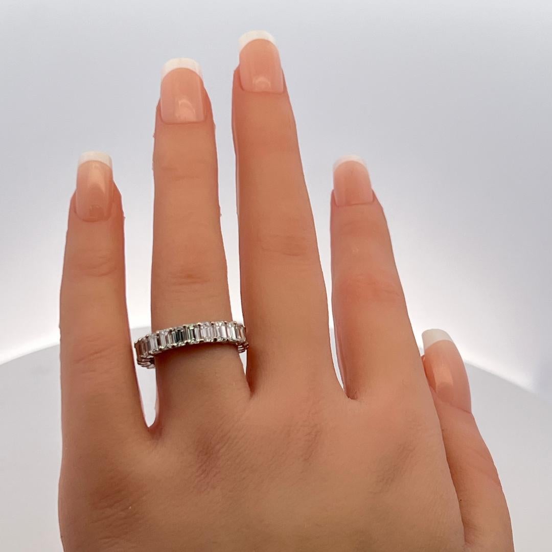 Anello a fascia per l'eternità in oro bianco 18 carati da 5,00 carati con taglio smeraldo H. H. VS Diamond in vendita 7