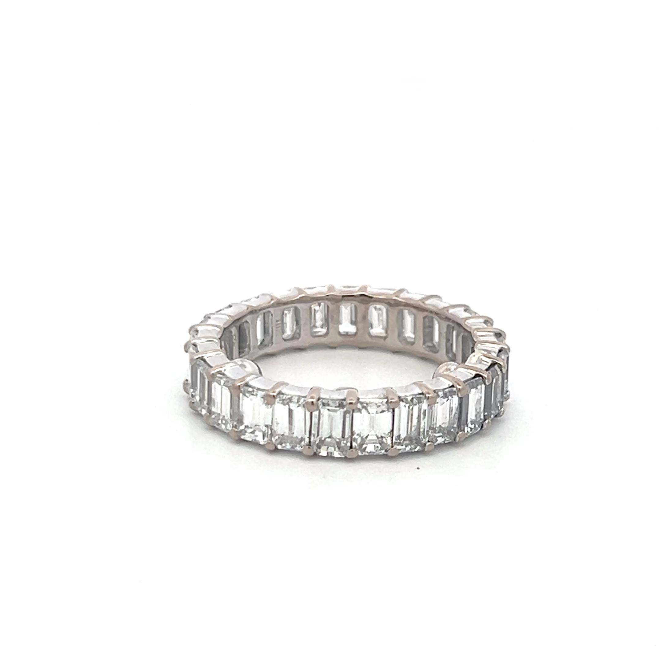 5,00 Karat Smaragdschliff H VS Diamant 18 Karat Weißgold Eternity Band Ring im Zustand „Gut“ im Angebot in New York, NY