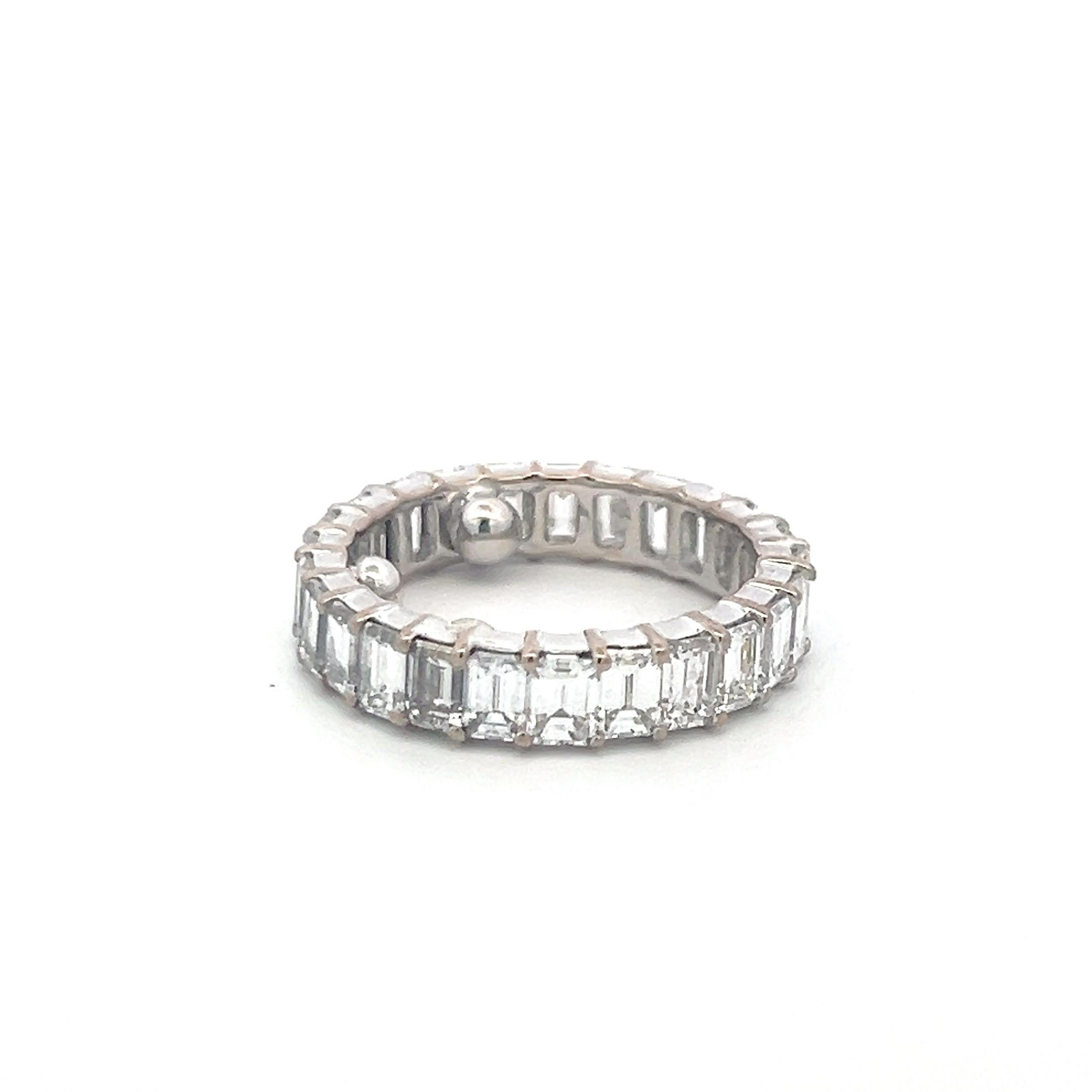 Anello a fascia per l'eternità in oro bianco 18 carati da 5,00 carati con taglio smeraldo H. H. VS Diamond In condizioni buone in vendita a New York, NY