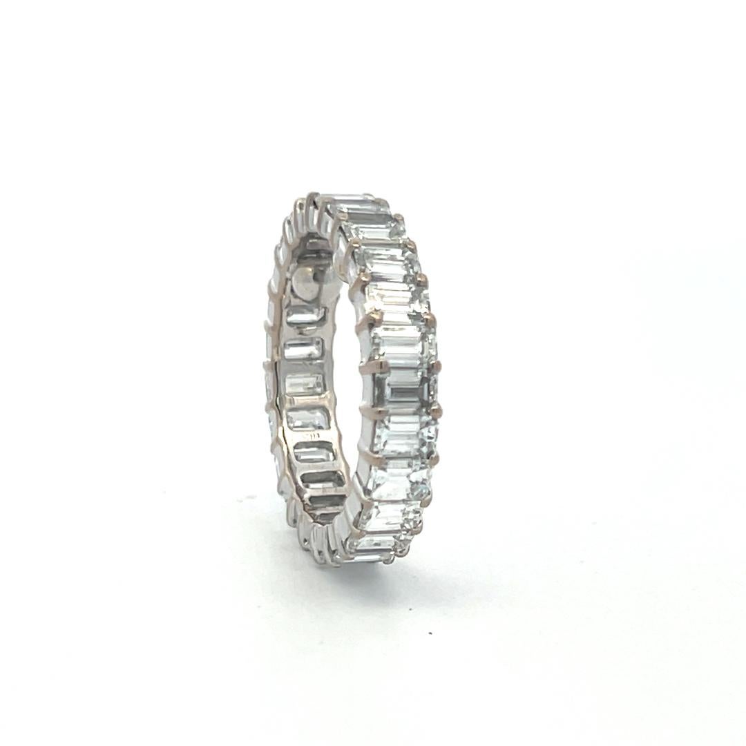 5,00 Karat Smaragdschliff H VS Diamant 18 Karat Weißgold Eternity Band Ring im Angebot 1
