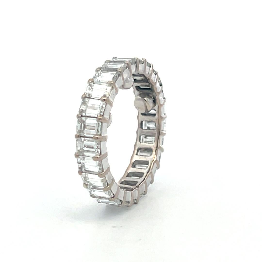 5,00 Karat Smaragdschliff H VS Diamant 18 Karat Weißgold Eternity Band Ring im Angebot 4