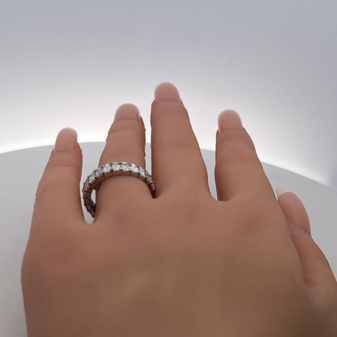 5,00 Karat Smaragdschliff H VS Diamant 18 Karat Weißgold Eternity Band Ring im Angebot 5