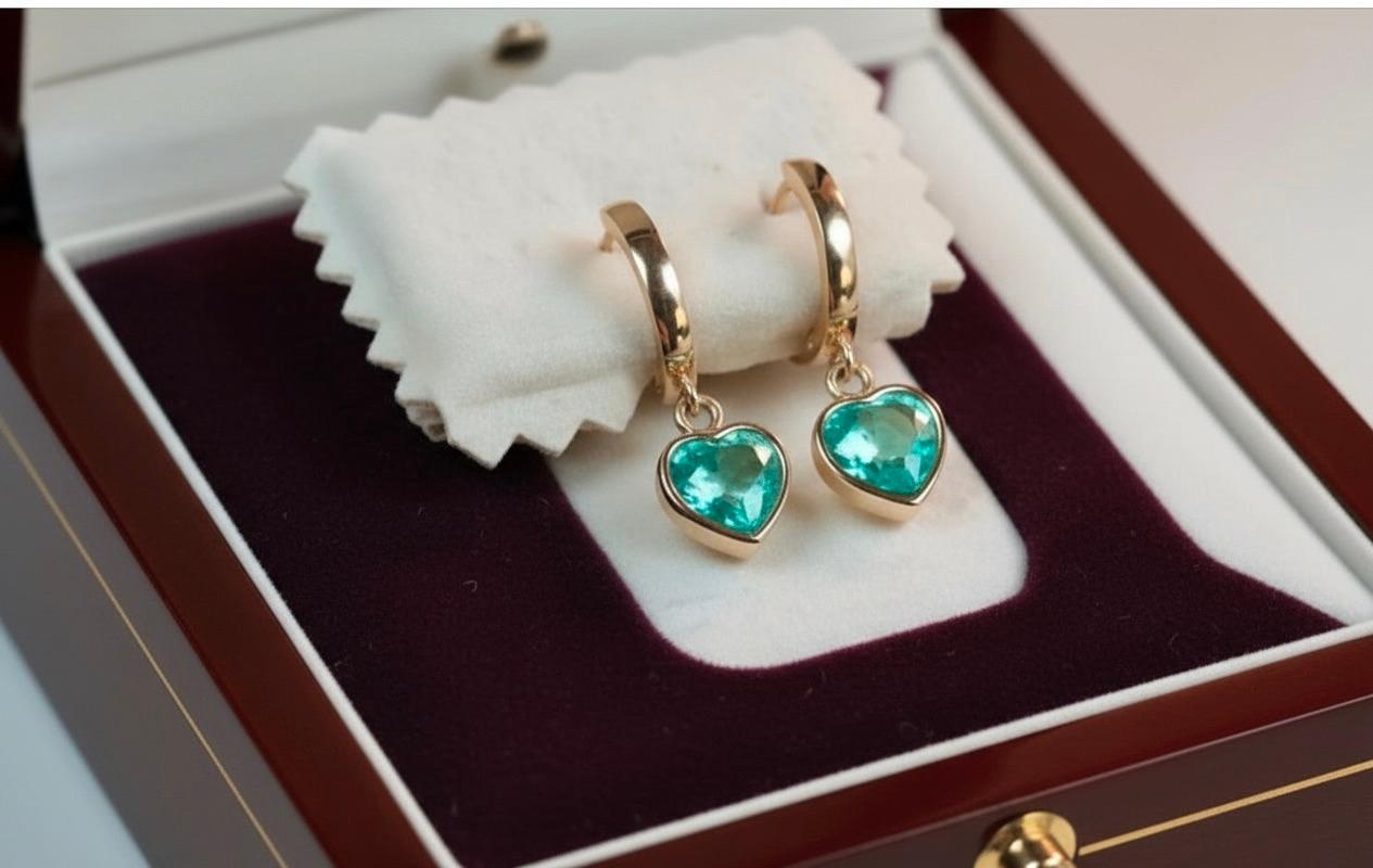 Cuore Smeraldo colombiano a forma di cuore da 5,00 carati in oro giallo da 18 carati in vendita