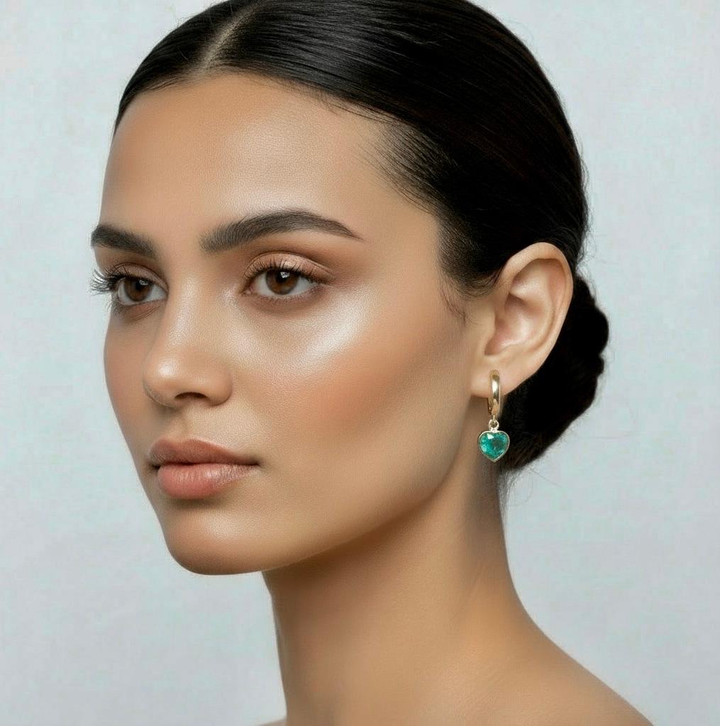 Orecchini pendenti in oro giallo 18 carati con smeraldo colombiano a forma di cuore

Orecchini pendenti da giorno e da notte in oro 18k con 2 smeraldi colombiani a forma di cuore del peso di circa 4,80-5,00 carati Le forme a cuore - smeraldi