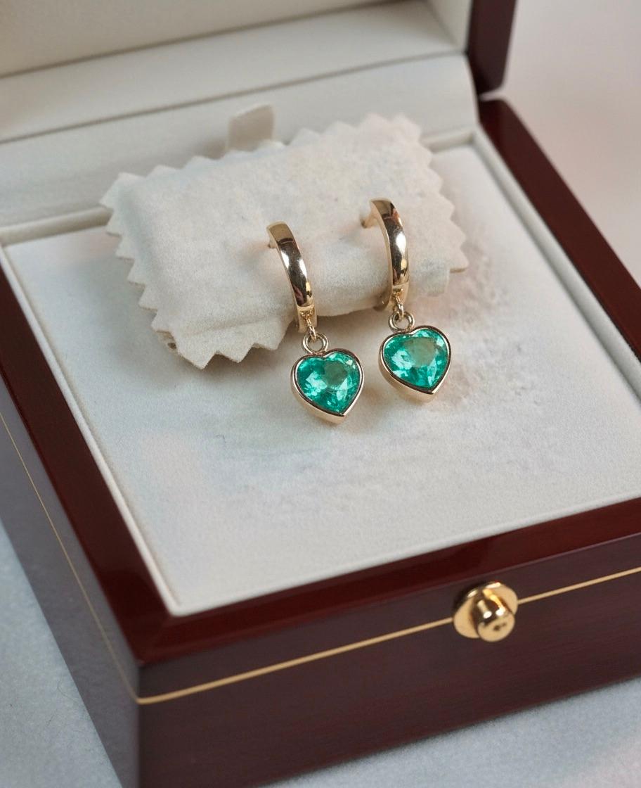 Smeraldo colombiano a forma di cuore da 5,00 carati in oro giallo da 18 carati in vendita 1