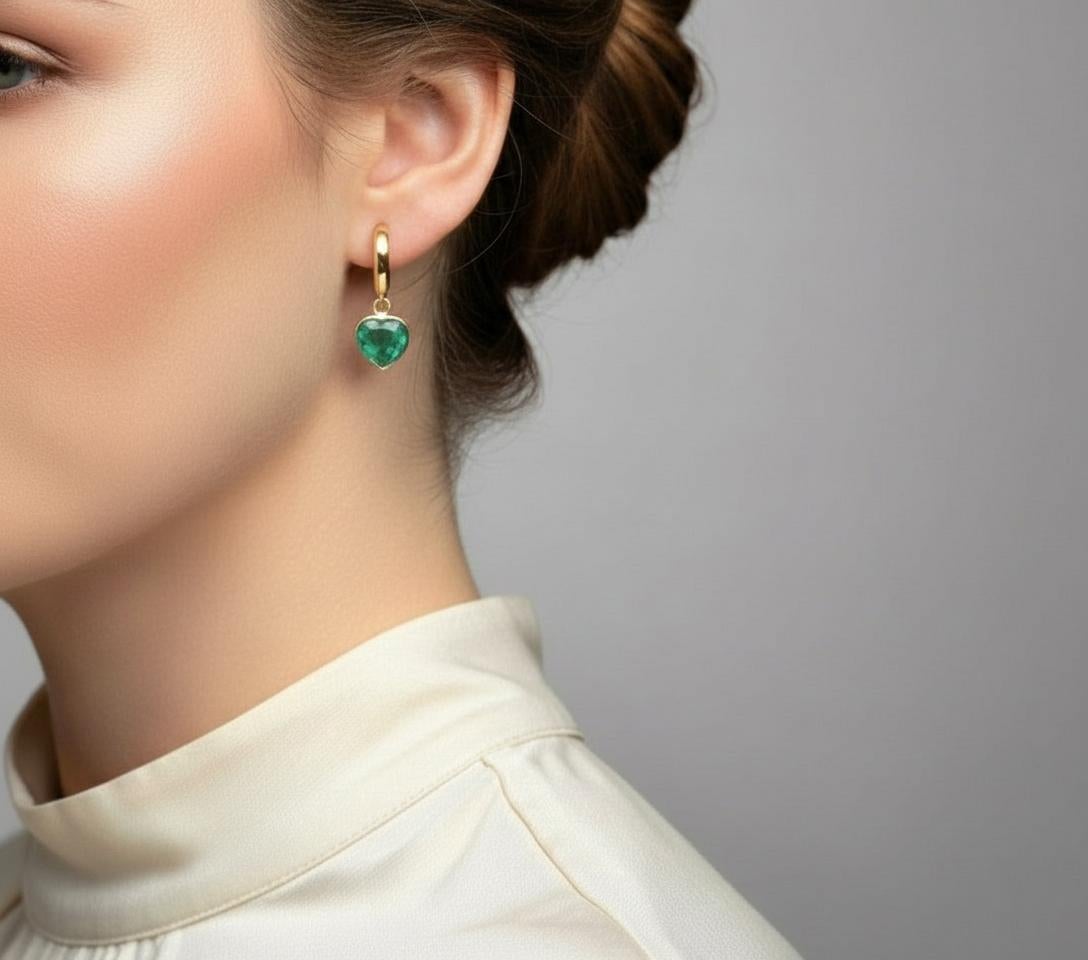 Donna Smeraldo colombiano a forma di cuore da 5,00 carati in oro giallo da 18 carati in vendita