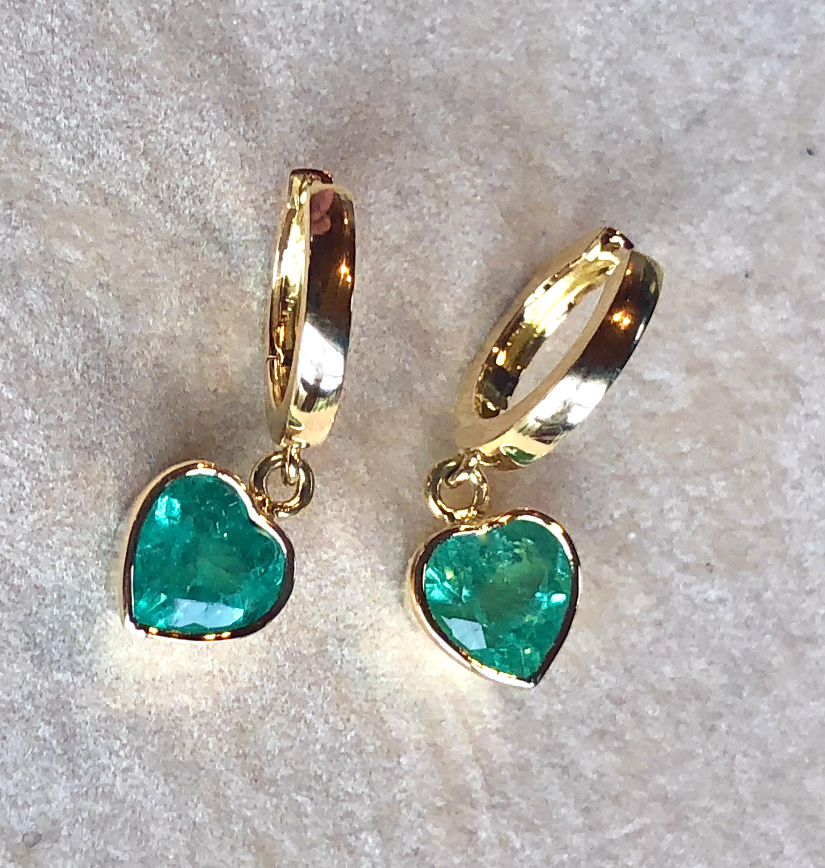 Smeraldo colombiano a forma di cuore da 5,00 carati in oro giallo da 18 carati in vendita 3