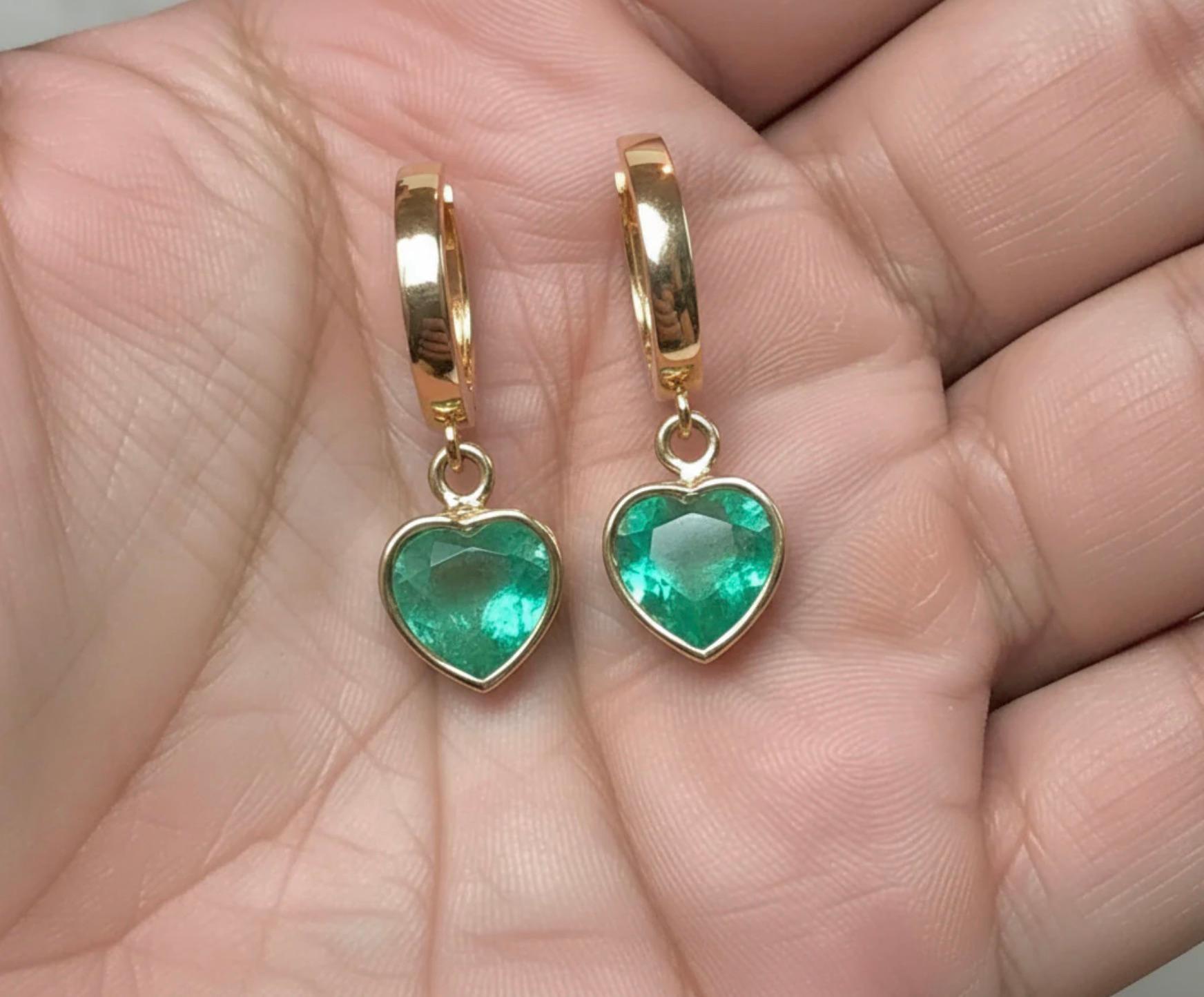 Smeraldo colombiano a forma di cuore da 5,00 carati in oro giallo da 18 carati in vendita 4
