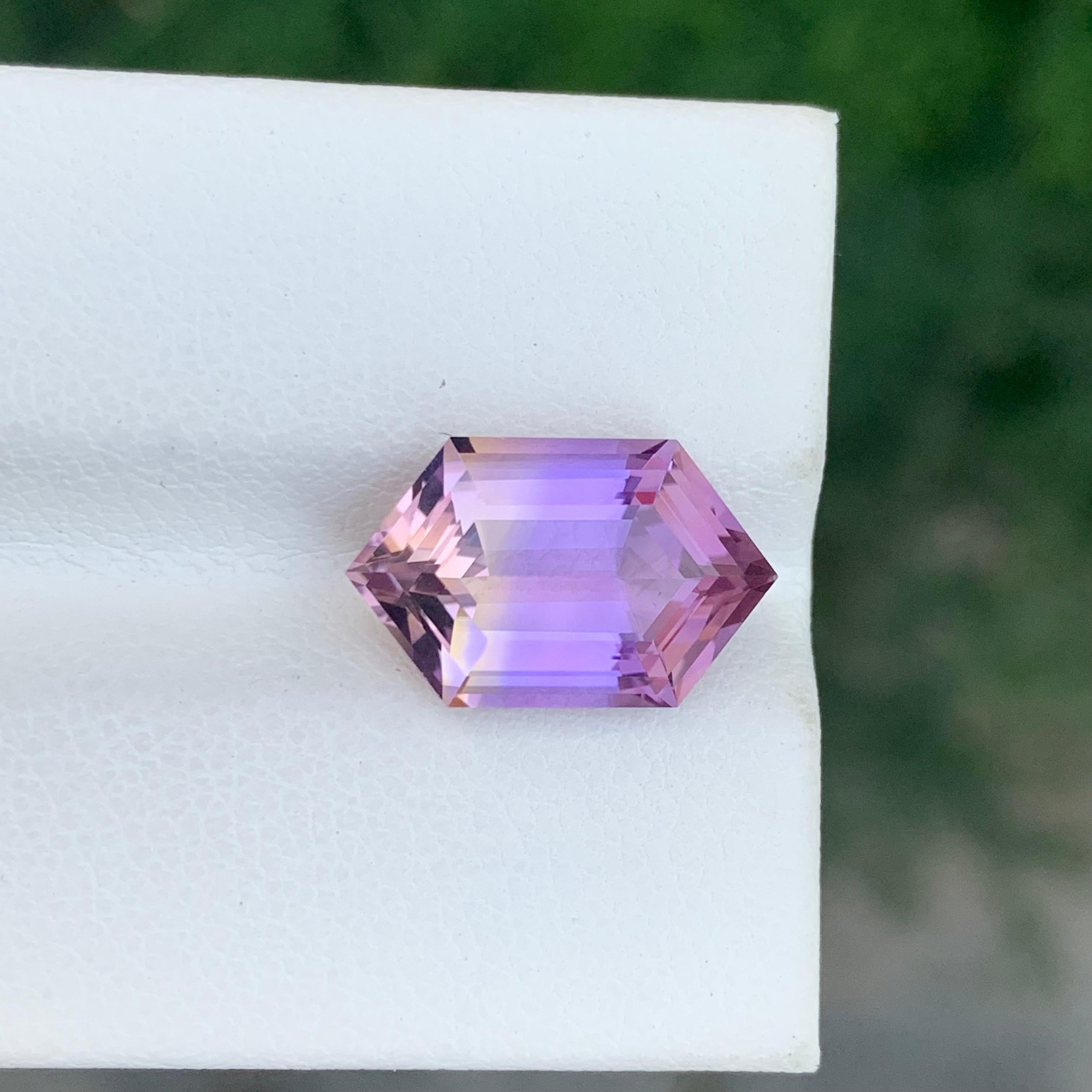 Ametrina facetada

Peso: 5,00 quilates
Dimensión: 14,7 x 9,1 x 6,5 Mm
Origen: Brasil
Color: morado y amarillo
Tratamiento: No
Certficado: A petición
Corte: Hexágono 
.
El ametrino es una gema única y cautivadora que muestra una armoniosa mezcla de