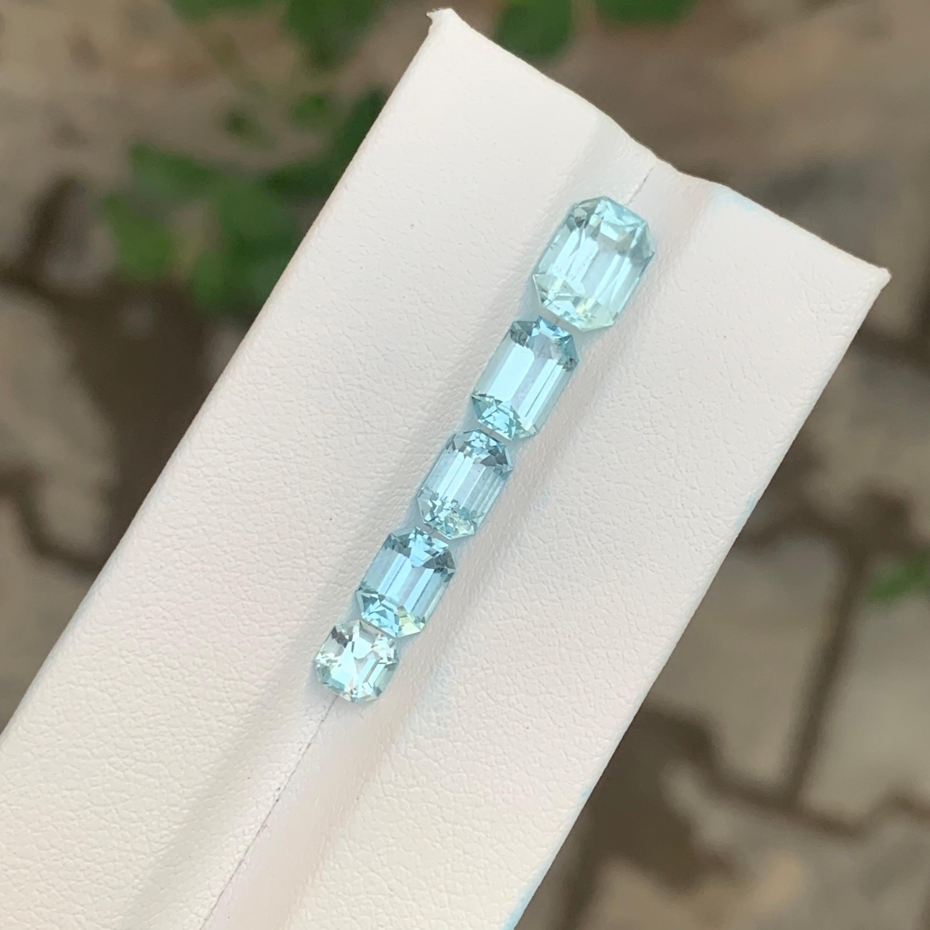 Lote de aguamarinas facetadas 

Peso: 5,00 quilates
Tamaños: De 0,70 a 1,90 quilates
Origen; Valle de Shigar Pakistán
Tratamiento: No
Color: Azul Blanco

La aguamarina del valle de Shigar, en Pakistán, es muy apreciada por su excepcional claridad y