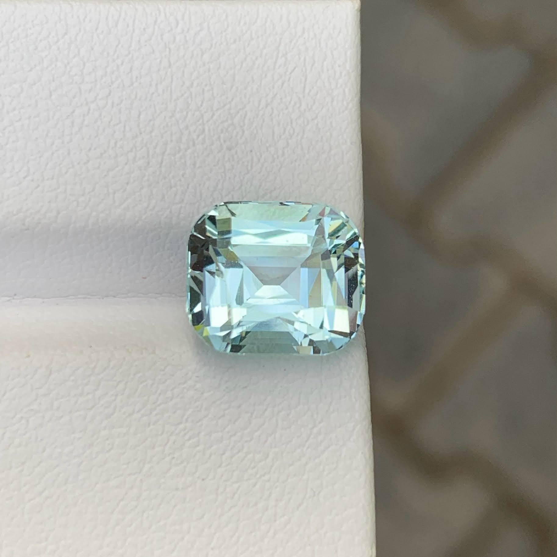 Poids 5.00 carat 
Dimensions 10,6x9,2x7,6mm
Traitement Aucun 
Origine : Pakistan 
Clarté VVS 
Forme Coupe Coussin 




Cette magnifique aigue-marine de 5,00 carats présente une douce teinte bleu clair qui reflète l'essence sereine et apaisante de la