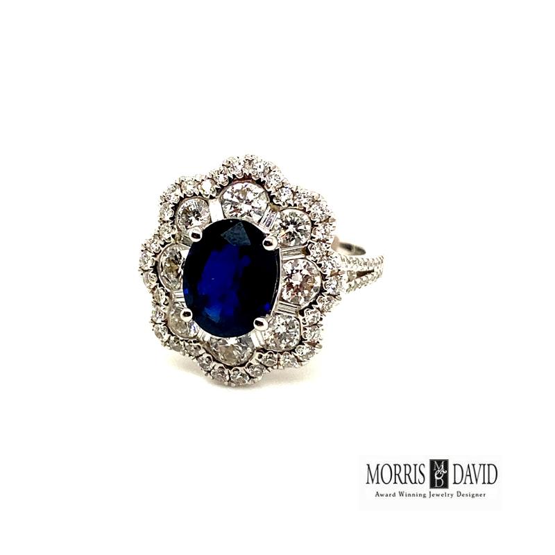Contemporary 5.00 Carat Natural Sapphire and Diamond Ring F VS 18 Karat White Gold For Sale
