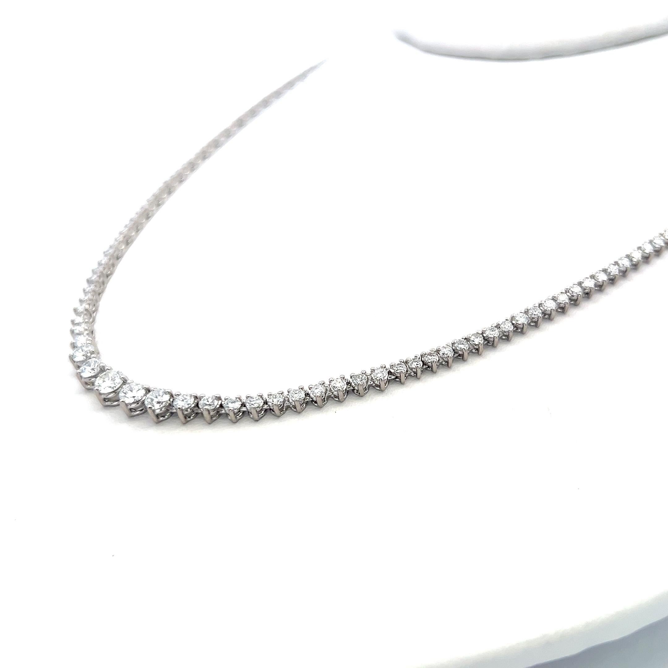 Titre :
Cet élégant collier Riviera en or blanc 14 carats met en valeur 5,00 carats de diamants ronds de taille brillant magnifiquement assortis, disposés dans un gracieux design gradué. Les pierres centrales - de 0,32 à 0,14 carats - créent un