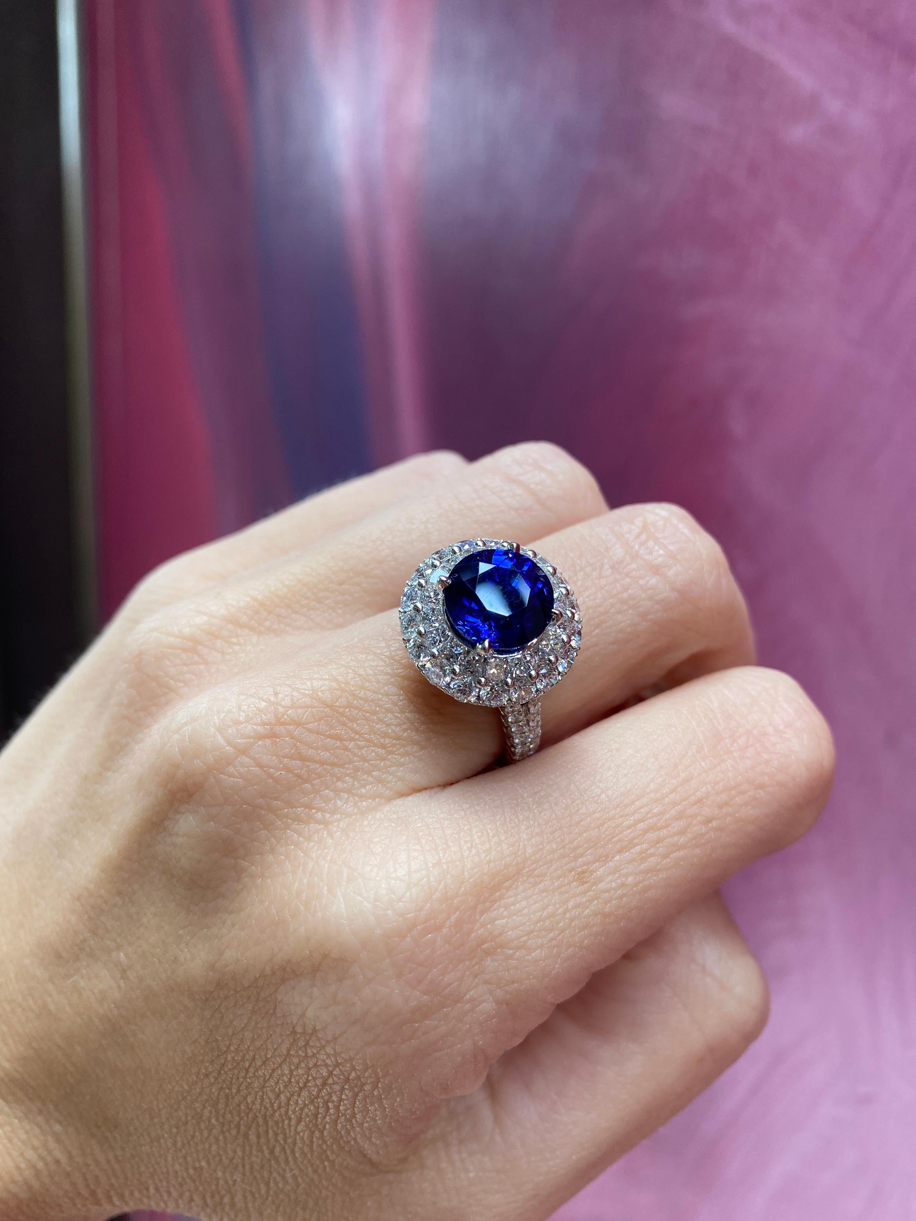 Bague en or 18 carats avec saphir bleu naturel rond de 5,00 carats et diamants de 2,63 carats au total en vente 1