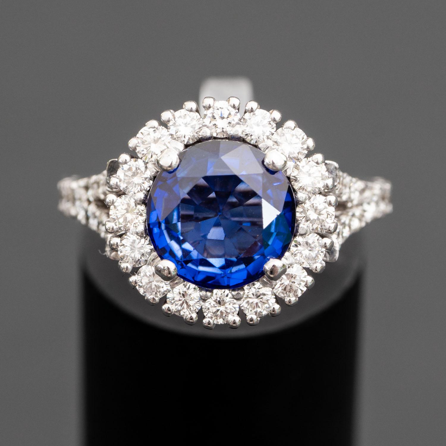 Un anillo de compromiso de zafiro y diamantes atemporal debe destilar brillo y gracia de arriba abajo: nuestro Renée lo hace con un éxito asombroso.

Este hermoso anillo comienza con un límpido zafiro azul profundo, que ostenta una talla redonda