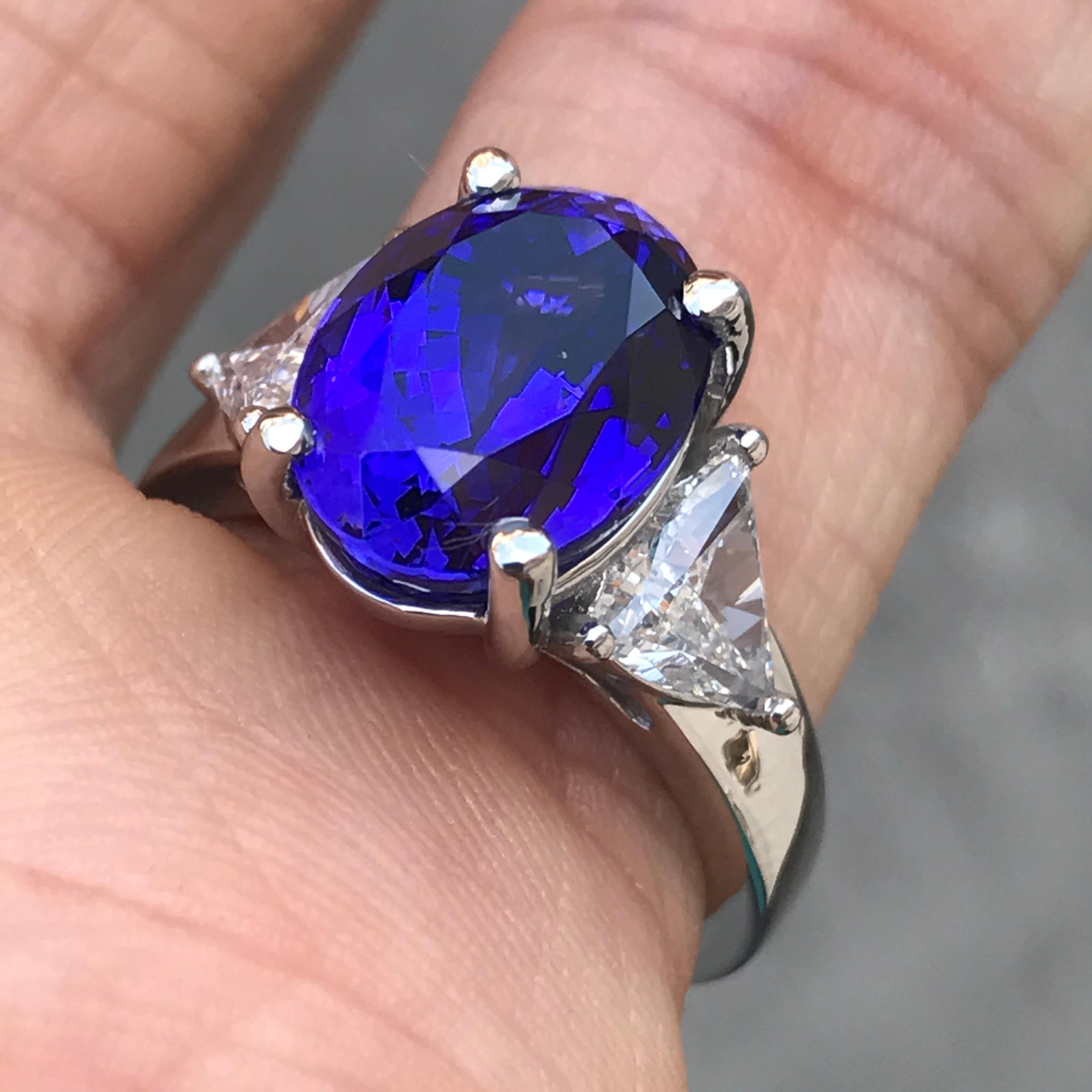 5,00 Karat Tansanit und Trillion Diamant Ring in 18 Karat W, Ben Dannie (Ovalschliff) im Angebot