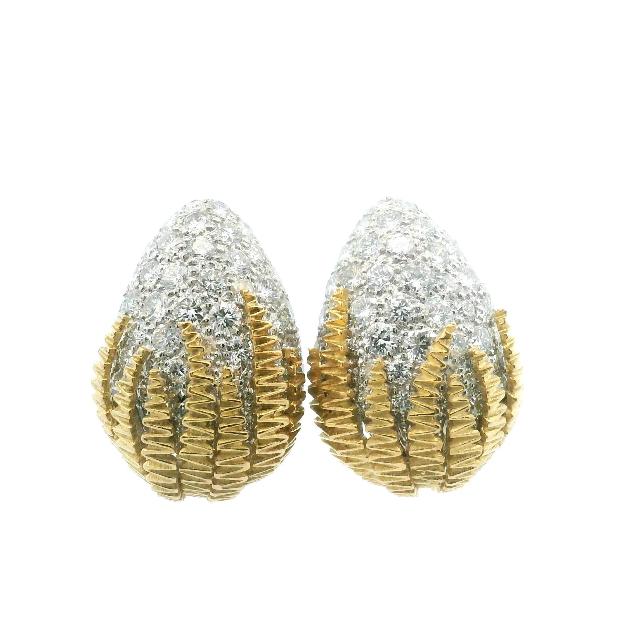 Moderne 5.00 Carat White Diamond Ear-Clips RIbbon or Corn Design 18k/Platinum Earrings en vente