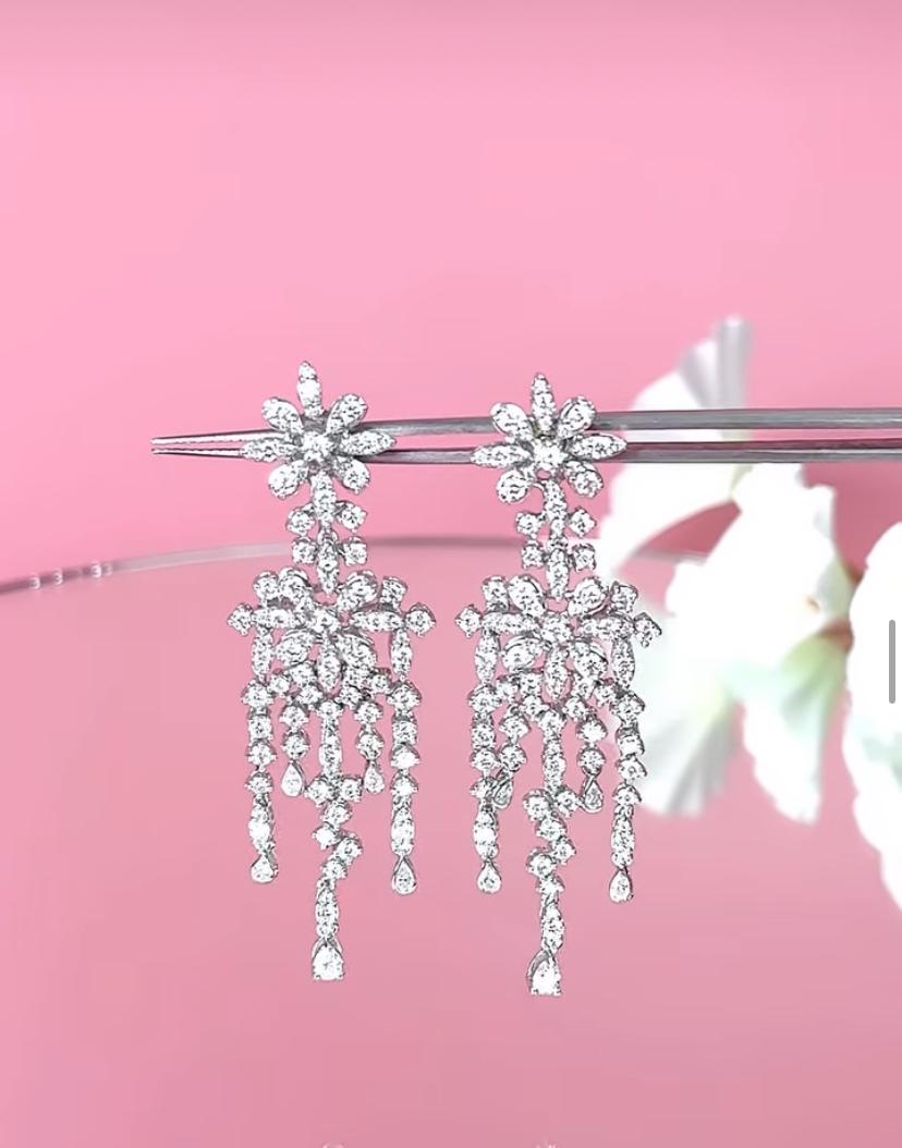 Un paio di squisiti orecchini di diamanti con un adorabile design floreale, dallo stile elegante e sofisticato.
Eleva la tua bellezza senza tempo e aggiungi un tocco di luce e raffinatezza al tuo look.
Stupefacente  Gli orecchini sono in oro 18