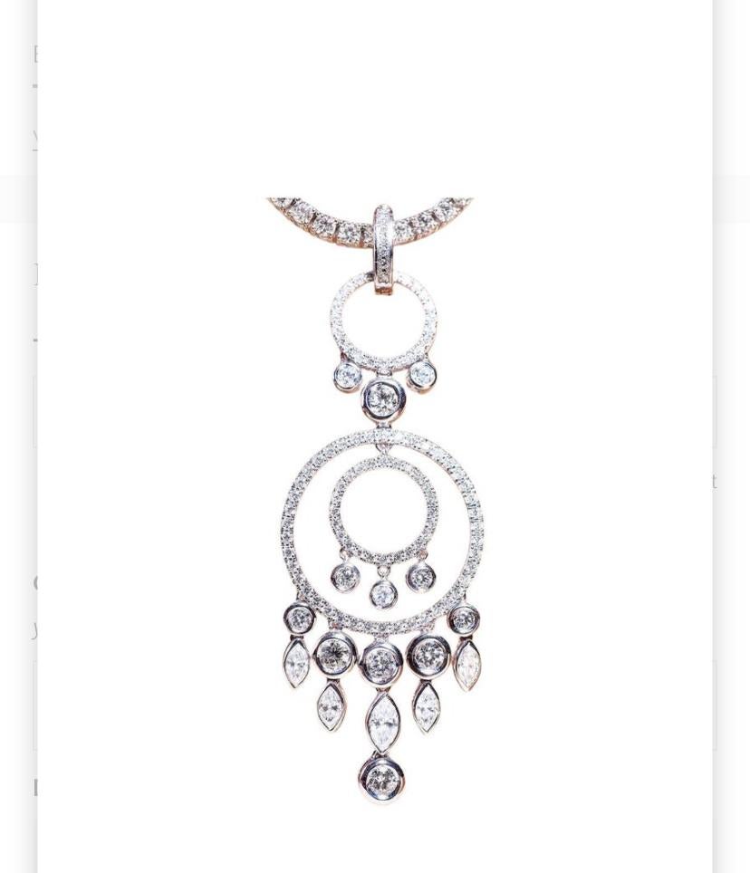 Un esclusivo ciondolo con diamanti dal design contemporaneo, dallo stile moderno ed elegante, realizzato con particolare attenzione a tutti i dettagli.
Eleva la tua bellezza senza tempo e aggiungi un tocco di raffinatezza al tuo look.
Questo